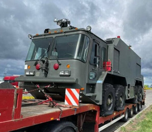 В Україну завезли унікальний пожежний автомобіль ВПС США