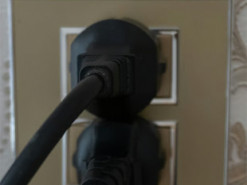 Які прилади не варто залишати під'єднаними до розетки на ніч