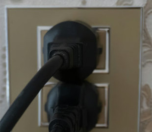 Які прилади не варто залишати під'єднаними до розетки на ніч