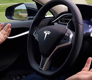 Обновлённый интерфейс Tesla более наглядно покажет водителям, как работает автопилот