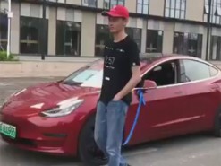 В сети показали электрокар Tesla, едущий за владельцем на поводке