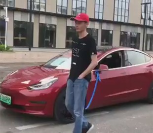 В сети показали электрокар Tesla, едущий за владельцем на поводке