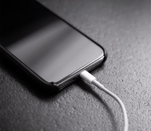 Чи можна заряджати телефон усю ніч: "плюси" і "мінуси" звички