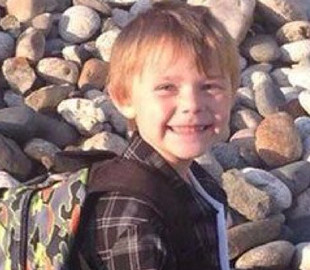 «Как будто пережил два развода»: снимки мальчика до и после первого дня в школе рассмешили Сеть