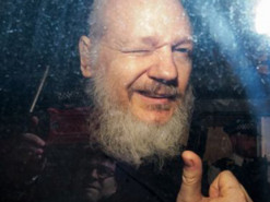 Суд оставил Ассанжа под стражей