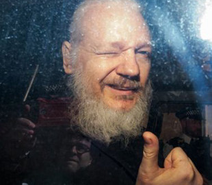 Суд оставил Ассанжа под стражей