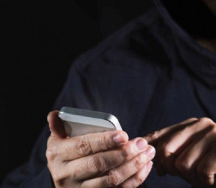 Попросив зателефонувати: В тернополянина невідомий викрав смартфон