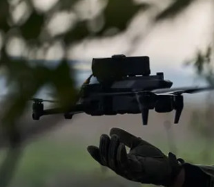 Повністю українська розробка: як військові опановують керування новими дронами на оптоволокні