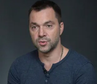 Арестович показал архивное фото, как "успокаивал" людей 40 лет назад