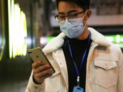 Медики рассказали, как дезинфицировать смартфон