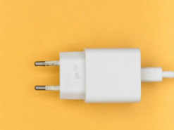 Чому залишати зарядку без телефону в розетці небезпечно