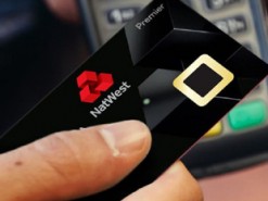 Первые банковские карты со сканером отпечатков пальцев уже тестируют