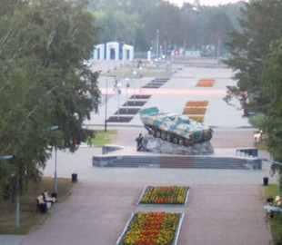 В России на танке-памятнике букву Z превратили в AZOV