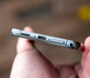Без рису та фена: знайдено швидкий спосіб очистити динамік смартфона від води