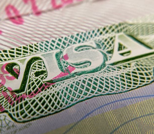 Дональд Трамп продовжив обмеження на видачу американських віз та “зелених карток”