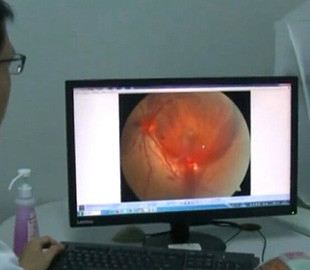 Китаянка переиграла на смартфоне и чуть не ослепла на один глаз