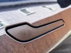 Китай забороняє висувні дверні ручки в стилі Tesla через небезпеку для пасажирів