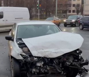 На столичной Соломенке столкнулись машина патрульных и такси Uber