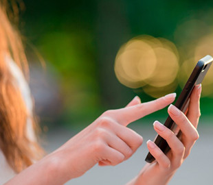 Названа популярная функция, которая скрытно расходует заряд батареи смартфона