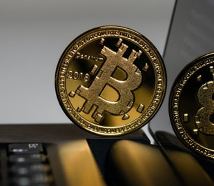 Біткойн опустився нижче 79 000 доларів