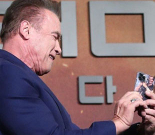 Арнольд Шварценеггер высмеял iPhone 11: курьезное фото