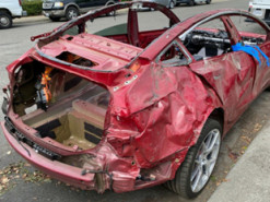 Розтрощений вщент електрокар Tesla Model 3 оцiнили дорожче нової іномарки