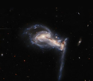 Hubble сделал эффектный снимок троицы ссорящихся галактик