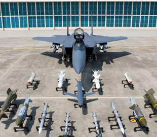 Розробники Boeing представили модернізовані винищувачі F-15K Slam Eagle