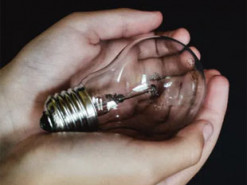 Чому не можна одразу вмикати техніку після відновлення світла: пояснення енергетиків