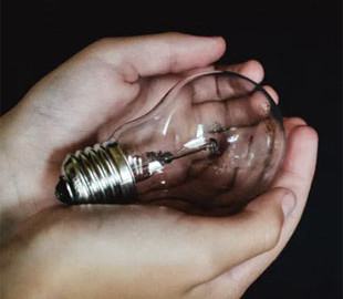 Чому не можна одразу вмикати техніку після відновлення світла: пояснення енергетиків