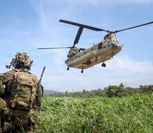 Британські гелікоптери Chinook навчать скидати дрони на ворога