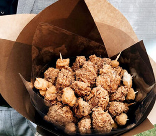 Фанатка смаженої курочки обрала кумедний букет для випускного