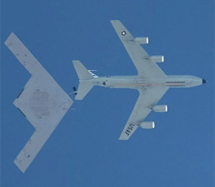 З'явилися перші фото дозаправки у повітрі американського бомбардувальника нового покоління