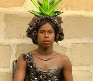 Блогер  відтворив невдалі образи зірок: курйозні фото