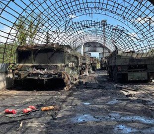 У мережі показали фото знищених одним ударом безпілотників шести російських "Іскандерів"