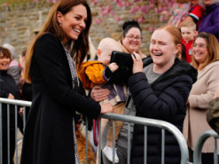 Відібрали сумочку. Кейт Міддлтон опинилася в курйозній ситуації під час робочої поїздки