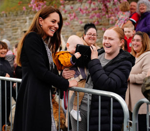 Відібрали сумочку. Кейт Міддлтон опинилася в курйозній ситуації під час робочої поїздки