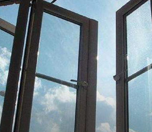 29-річна переселенка випала з шостого поверху львівської новобудови
