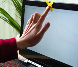 Чому камеру ноутбука заклеюють, а смартфона ні