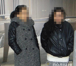 У Києві дві злодійкуваті «леді» поцупили телефон у неповнолітньої