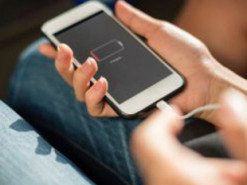 Чому не варто розмовляти по телефону, коли він заряджається: експерти пояснили