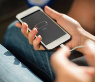 Чому не варто розмовляти по телефону, коли він заряджається: експерти пояснили