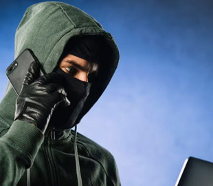 Фальшивий чат-бот “банку” залишив жінку без грошей: на Сумщині розслідують шахрайство