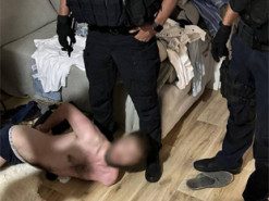 Поліцейські викрили злочинну групу вимагачів, які виманили у чоловіка 250 тисяч доларів у криптовалюті