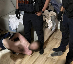 Поліцейські викрили злочинну групу вимагачів, які виманили у чоловіка 250 тисяч доларів у криптовалюті