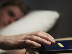 Як смартфон впливає на сон людини: чому телефон варто відкласти подалі від себе