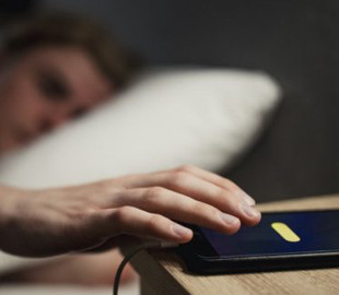 Як смартфон впливає на сон людини: чому телефон варто відкласти подалі від себе