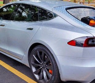 У мережі показали єдину у своєму роді Tesla із бензиновим двигуном