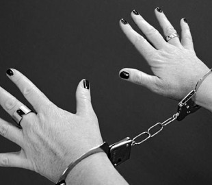 Відрізала голову, а тіло викинула: у Британії жінка вбила подругу заради вигоди