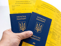 Мав підробний covid-сертифікат і пропонував хабар прикордоннику. Українець заплатить великий штраф